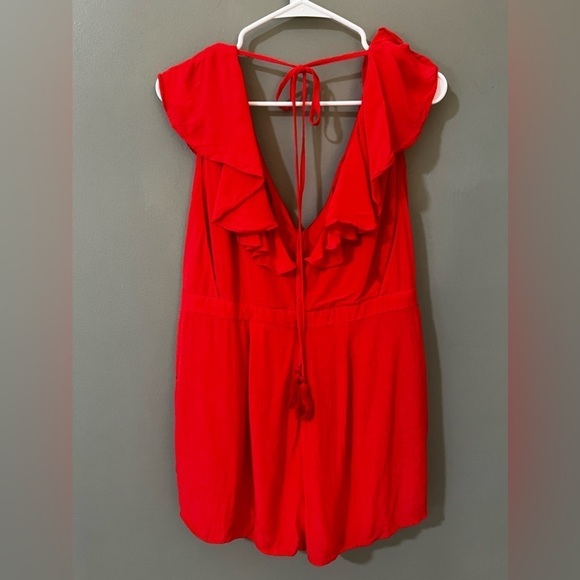 Chelsea & violet Coral
Embroidered Ruffle Romper size large boho vaca - Picture 8 of 9